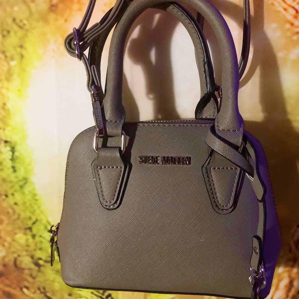 This is a new Steve Madden Bag that’s never been worn .✨